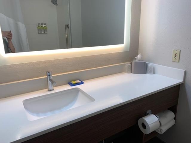 Holiday Inn Express Adrian By Ihg Екстер'єр фото